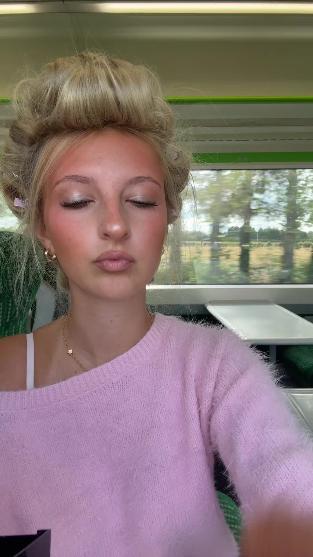 @𝐞𝐥𝐥𝐚 𝐣𝐚𝐝𝐞