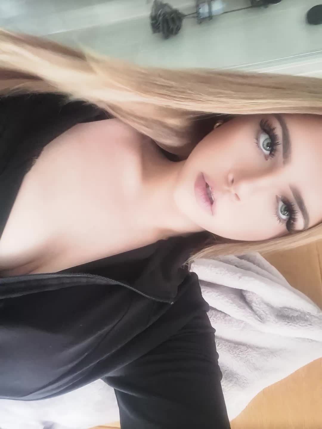 @🪽👱♀️