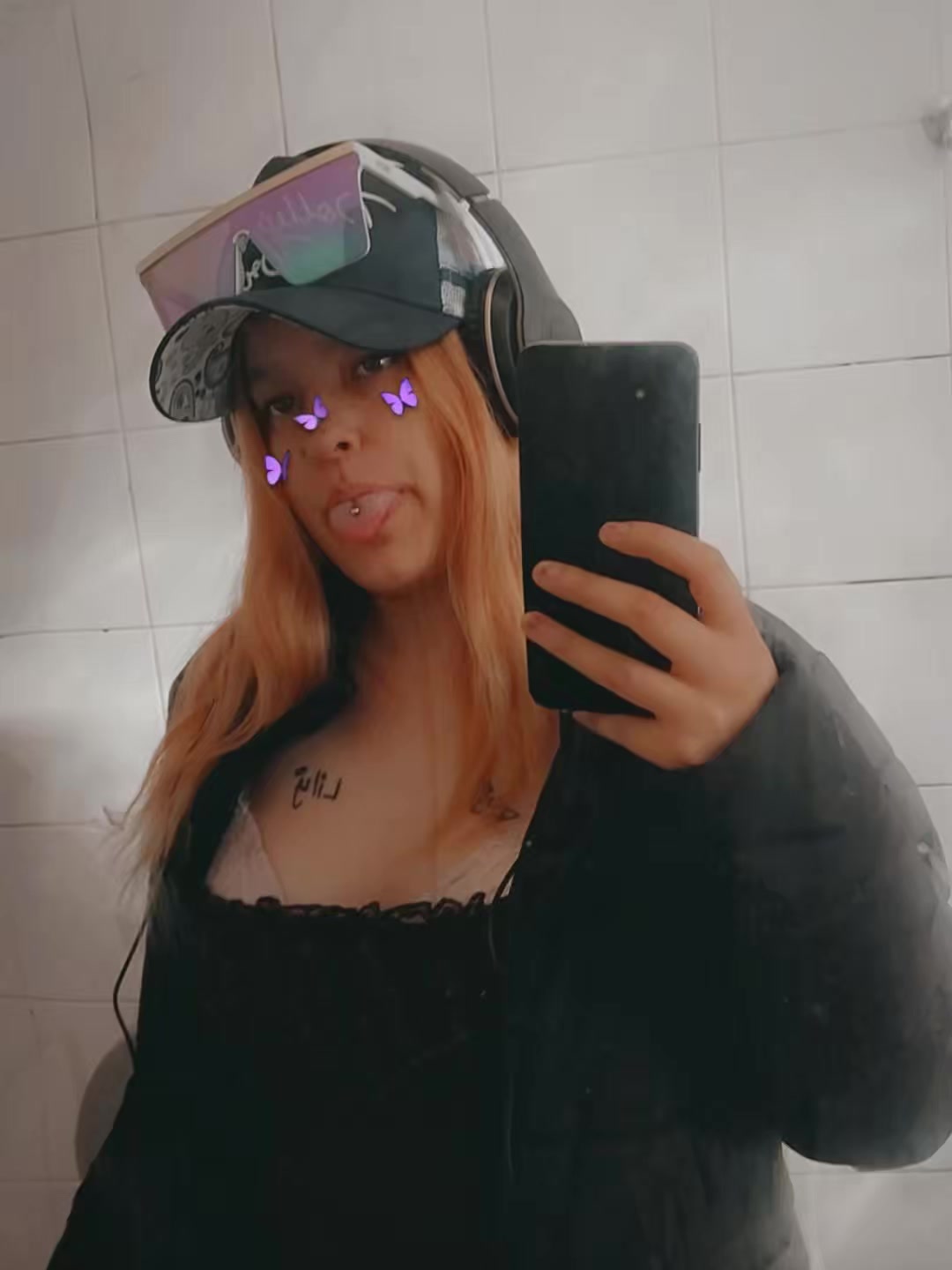 @Vyholdengirl07