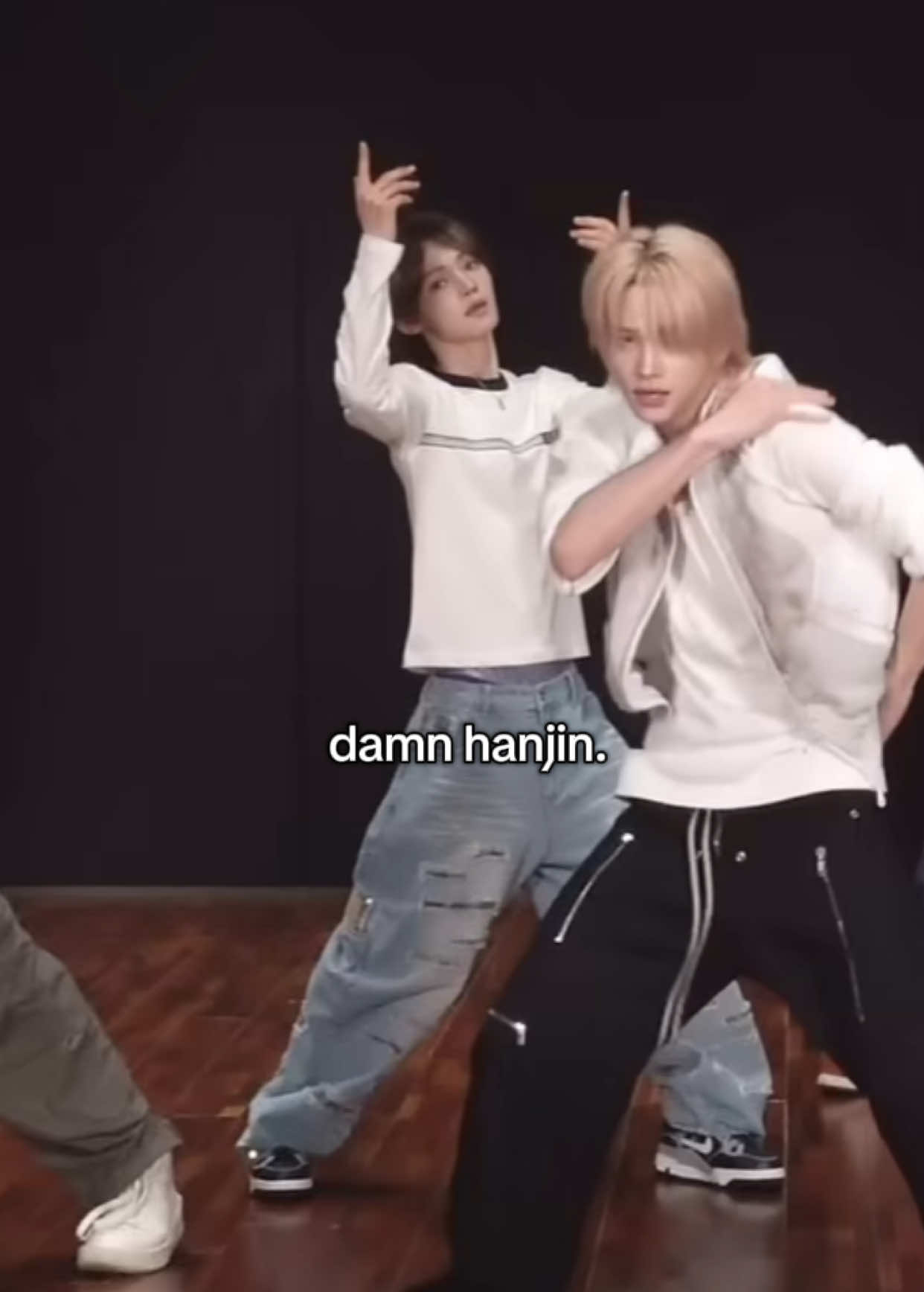 @i ᥫ᭡ hanjin 🐰˚. ⁴²