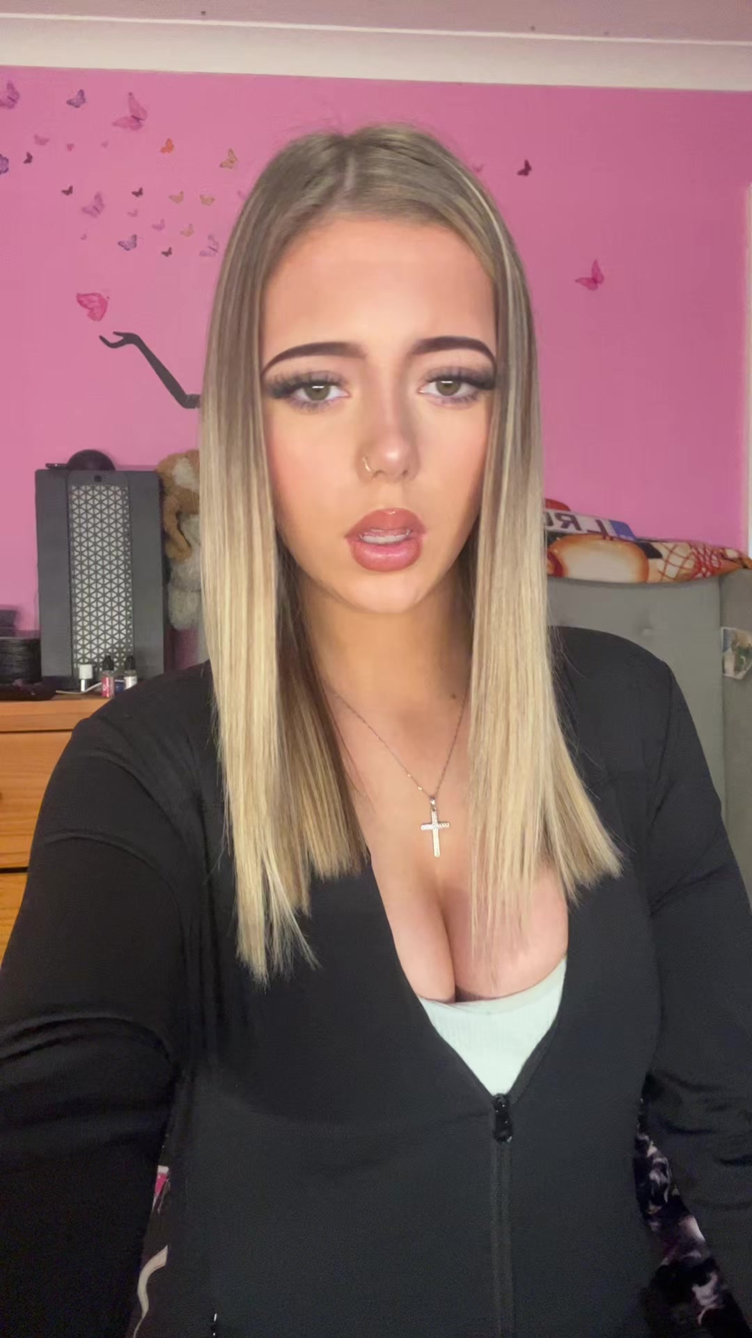 @𝓗𝓸𝓵𝓵𝓲𝓮💋