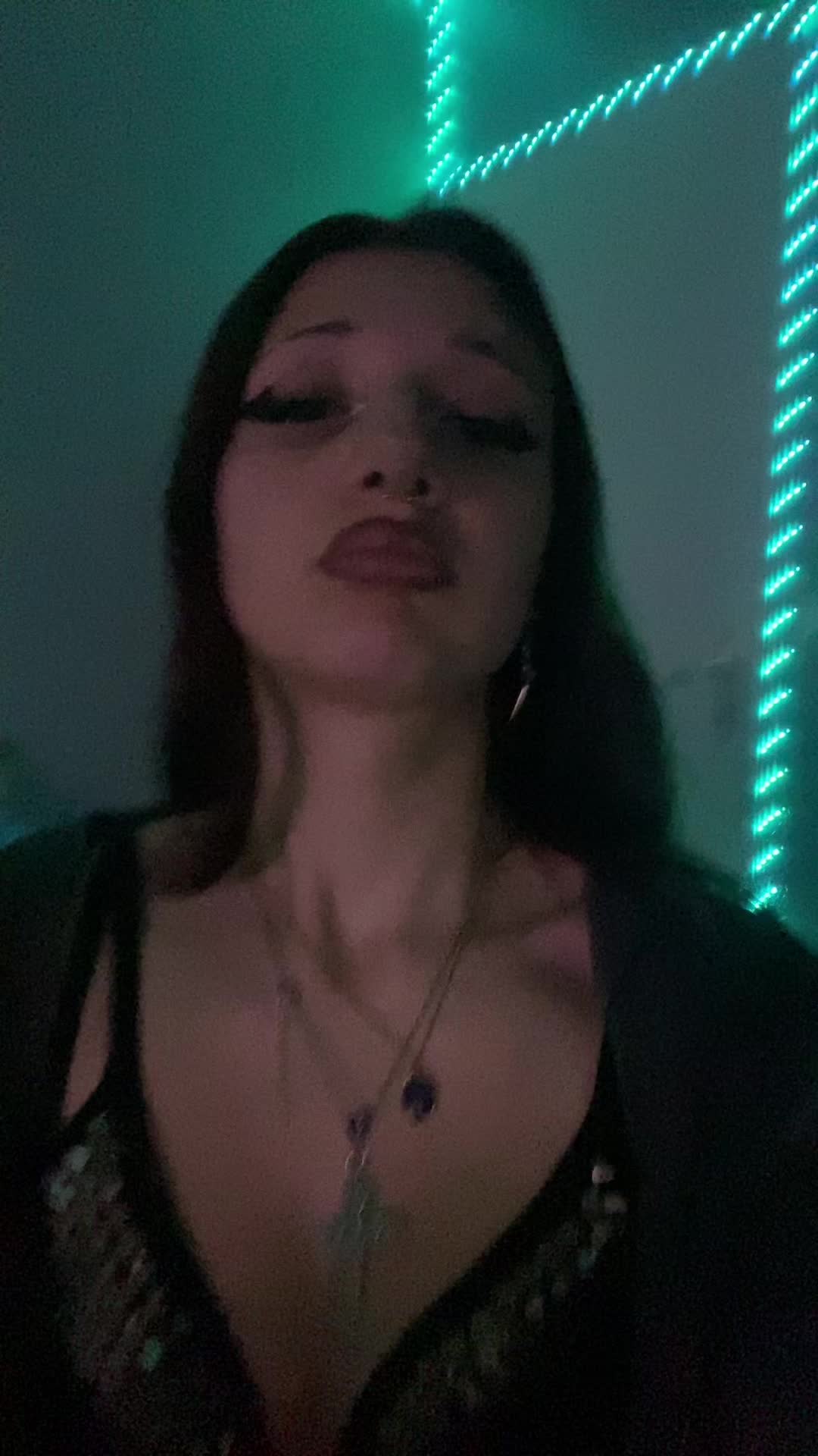 @𖣂