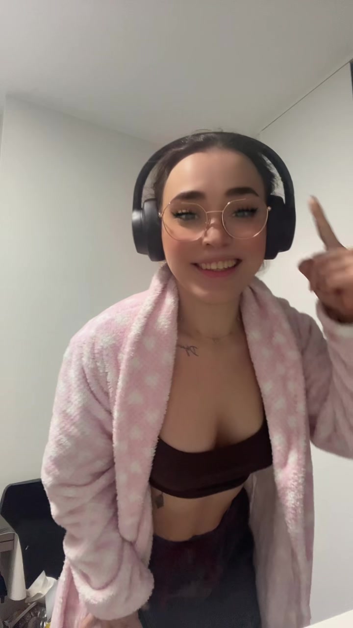 @Famousera