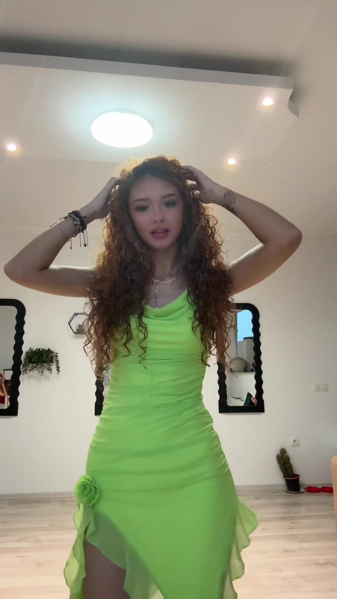 @🧟&zwj;♀️