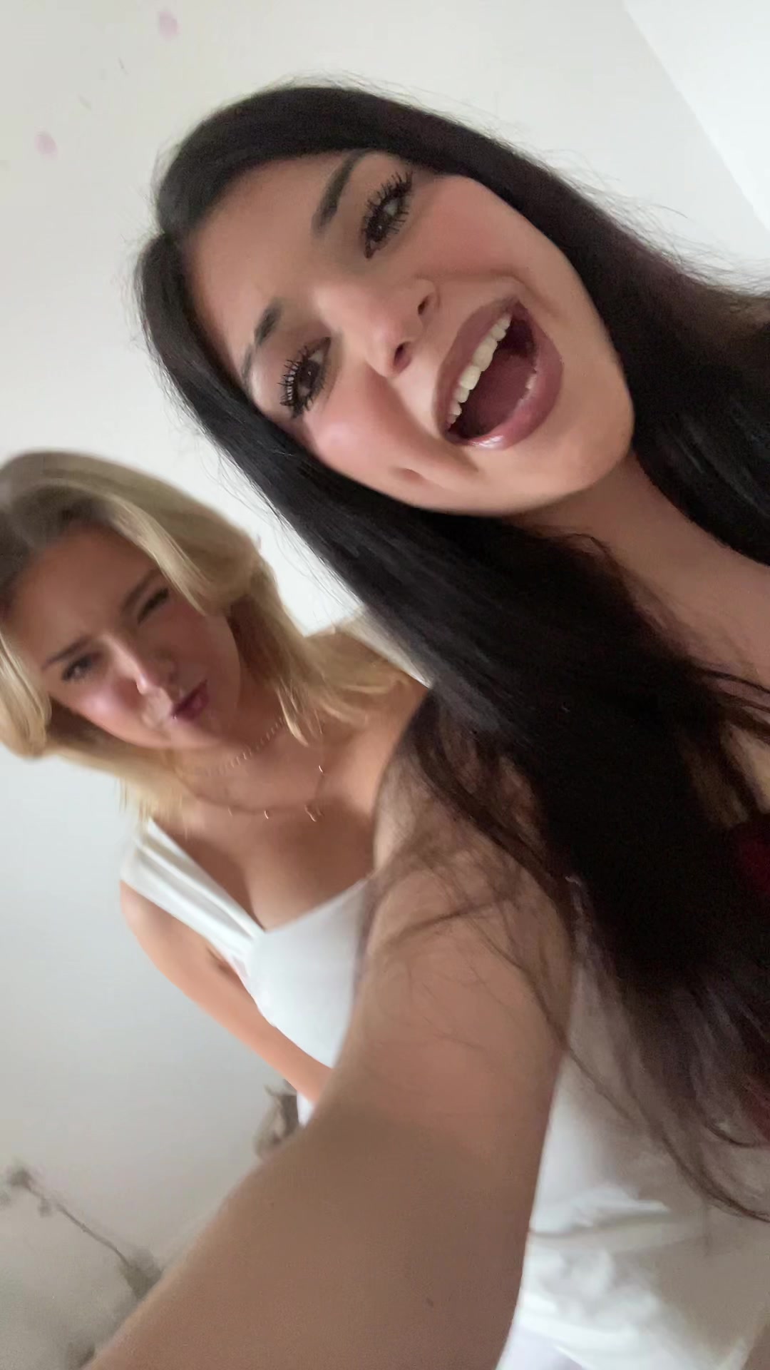 @isabella