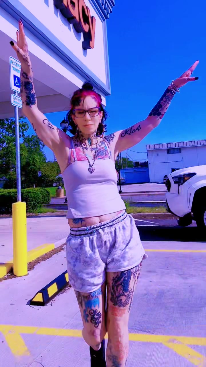 @HoneyBeeMelly