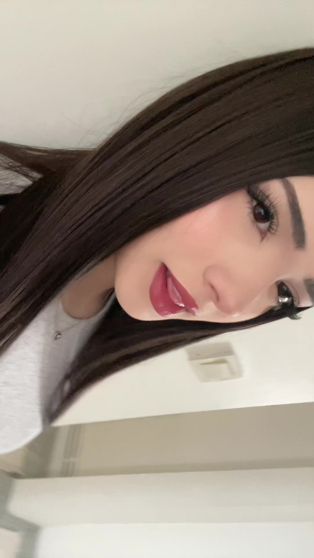 @𝒯