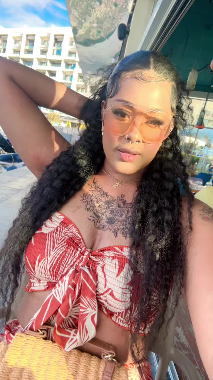 @QueenyAndShay 🏳️&zwj;🌈