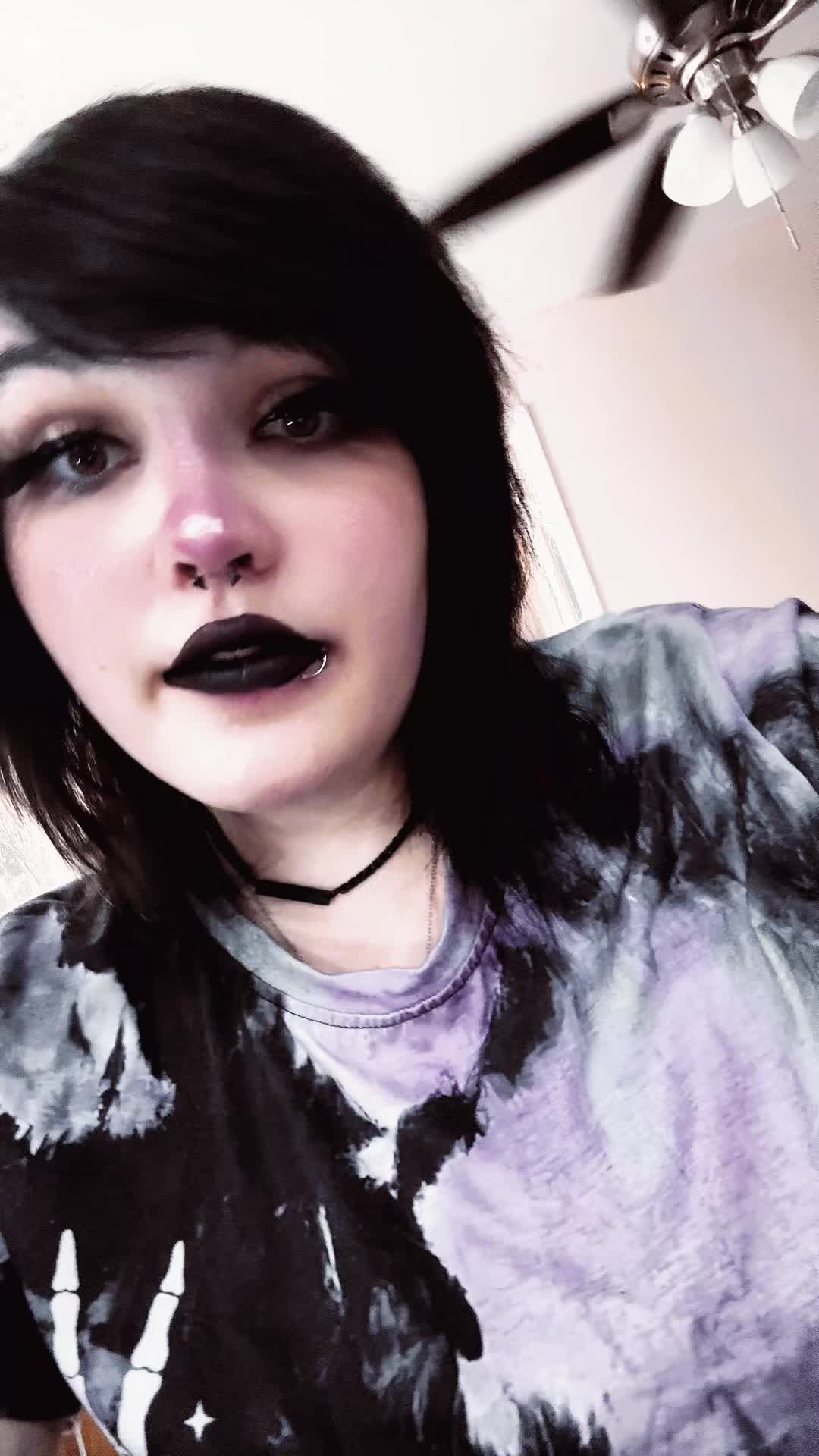@Goth_mommy420