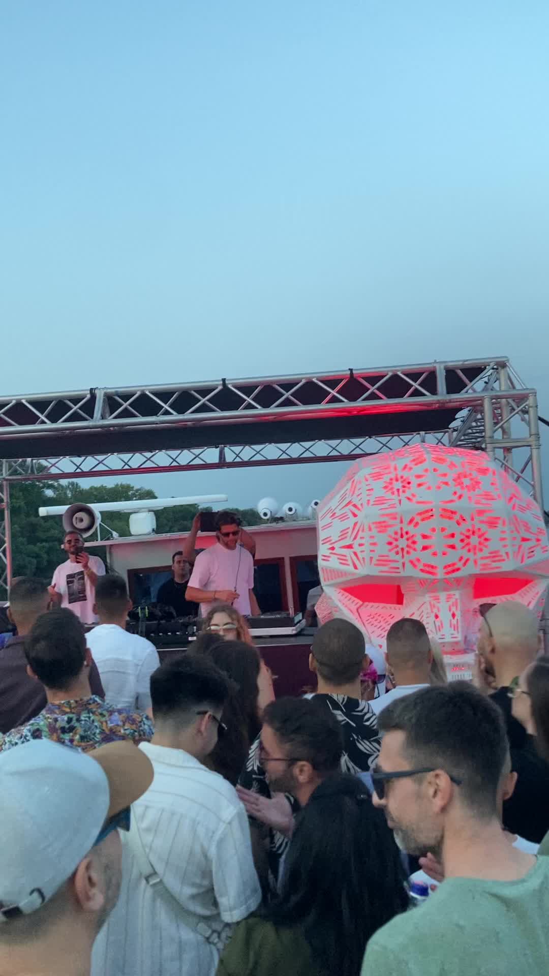 @buczivok