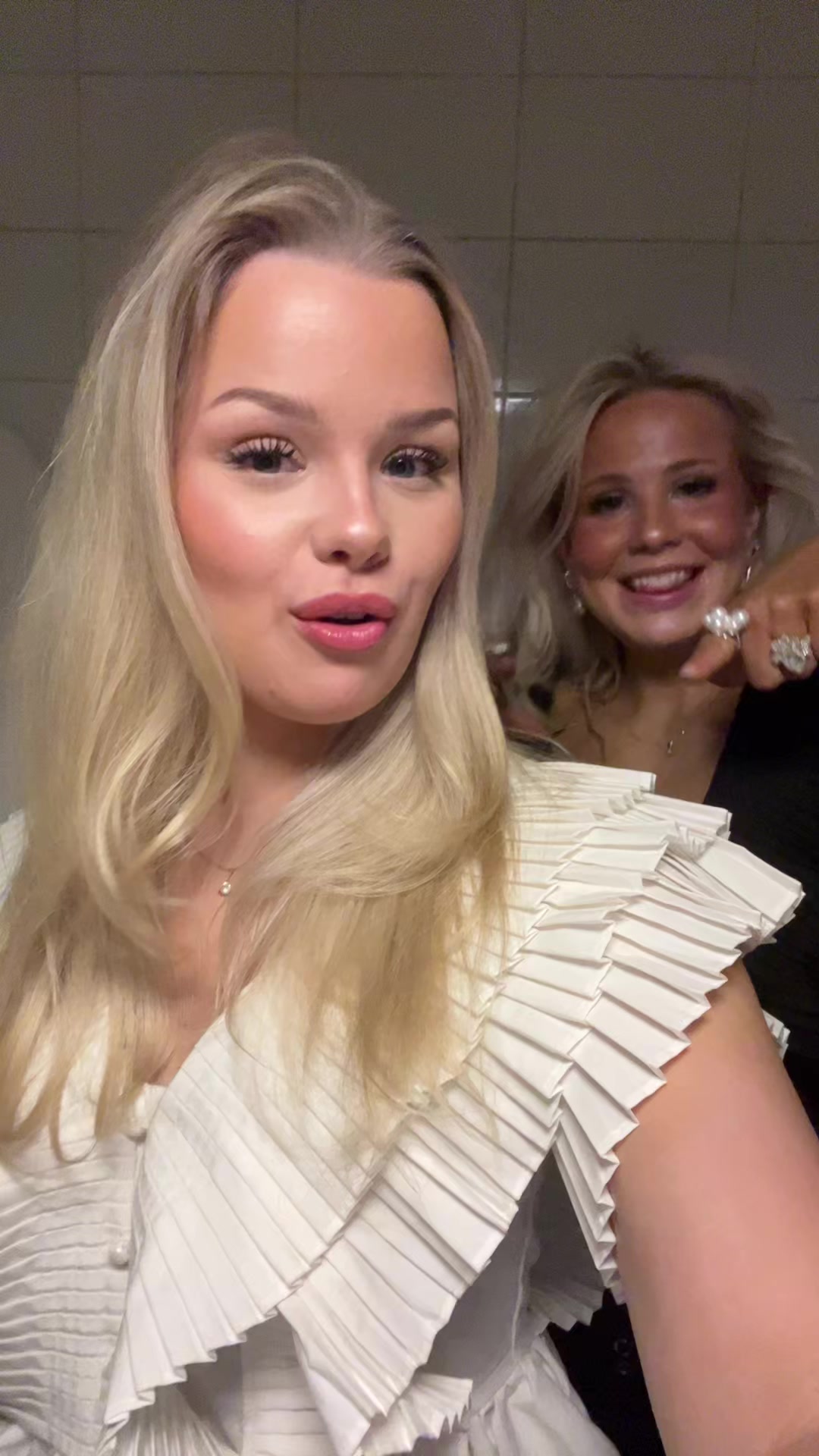 @The blondies🍸🧘🏼♀️🤍🪩🎧