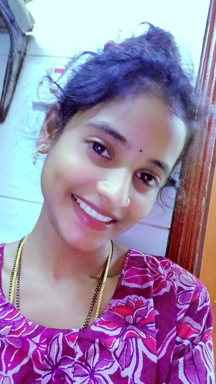 @Smiley queen 👸 ✨️ 💖...