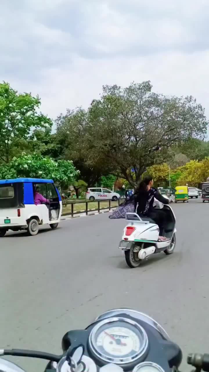 @Yeh Kali Kali ankhe 👀