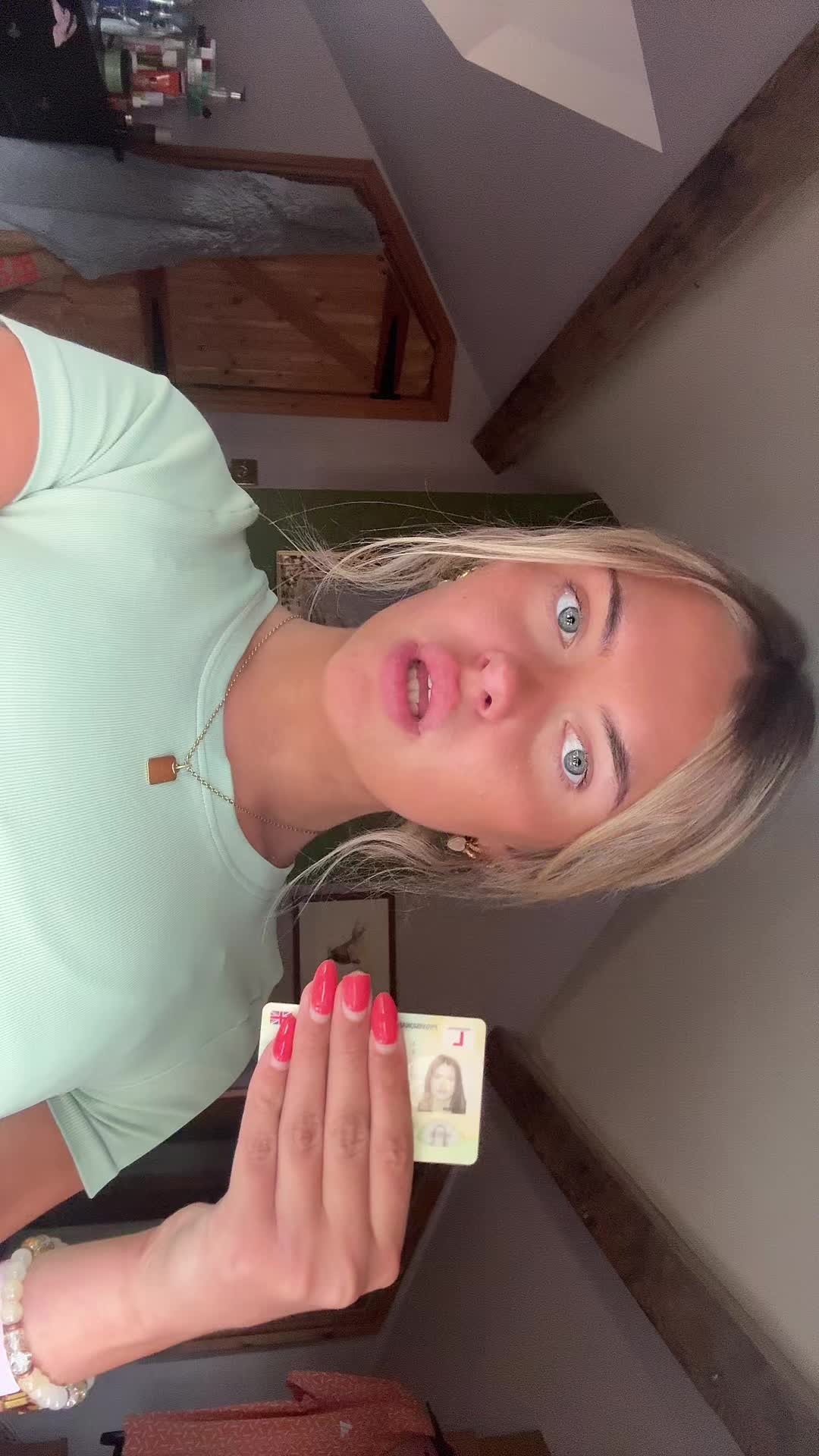 @hollyvjones