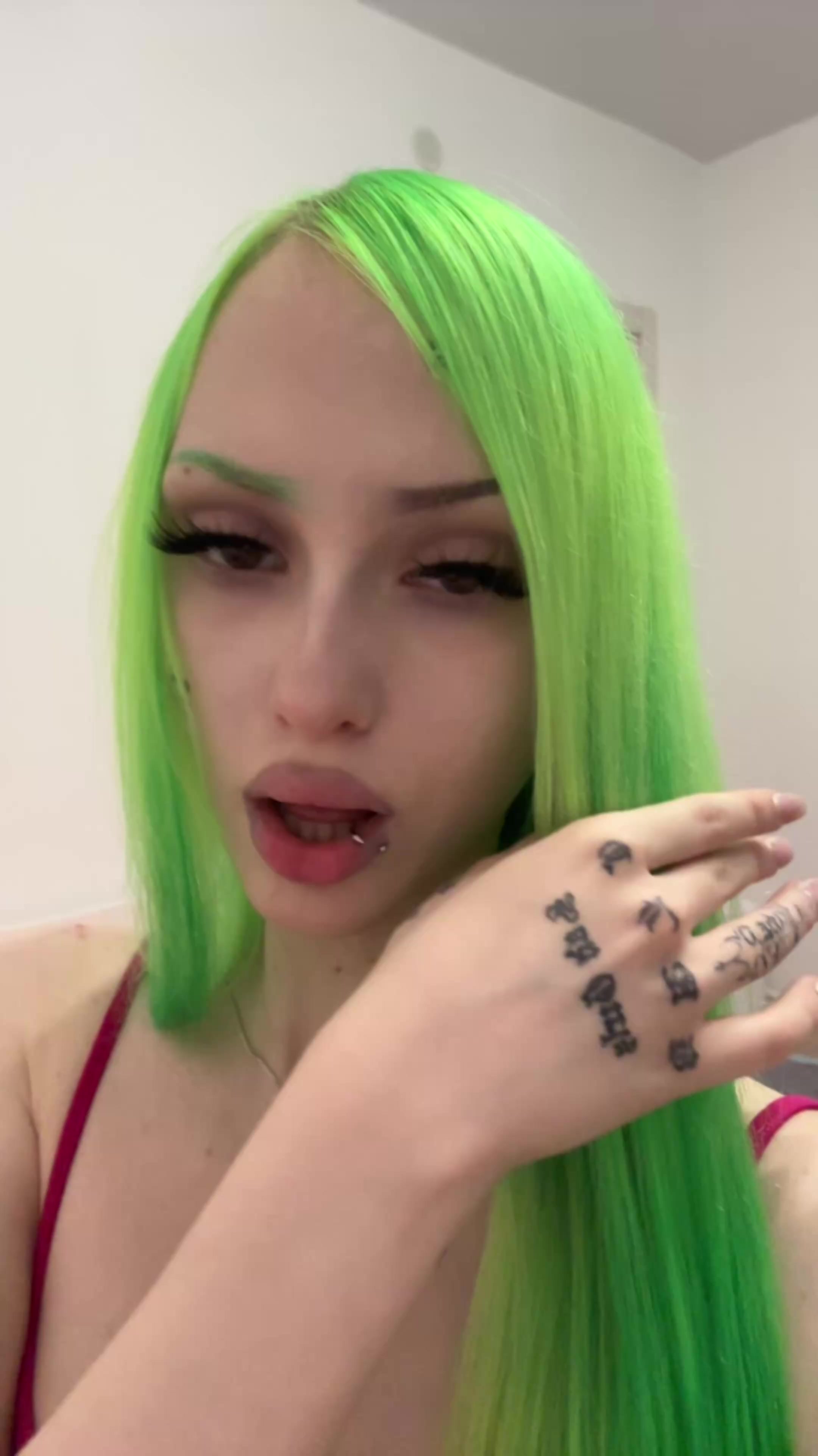@🙎🏼&zwj;♀️