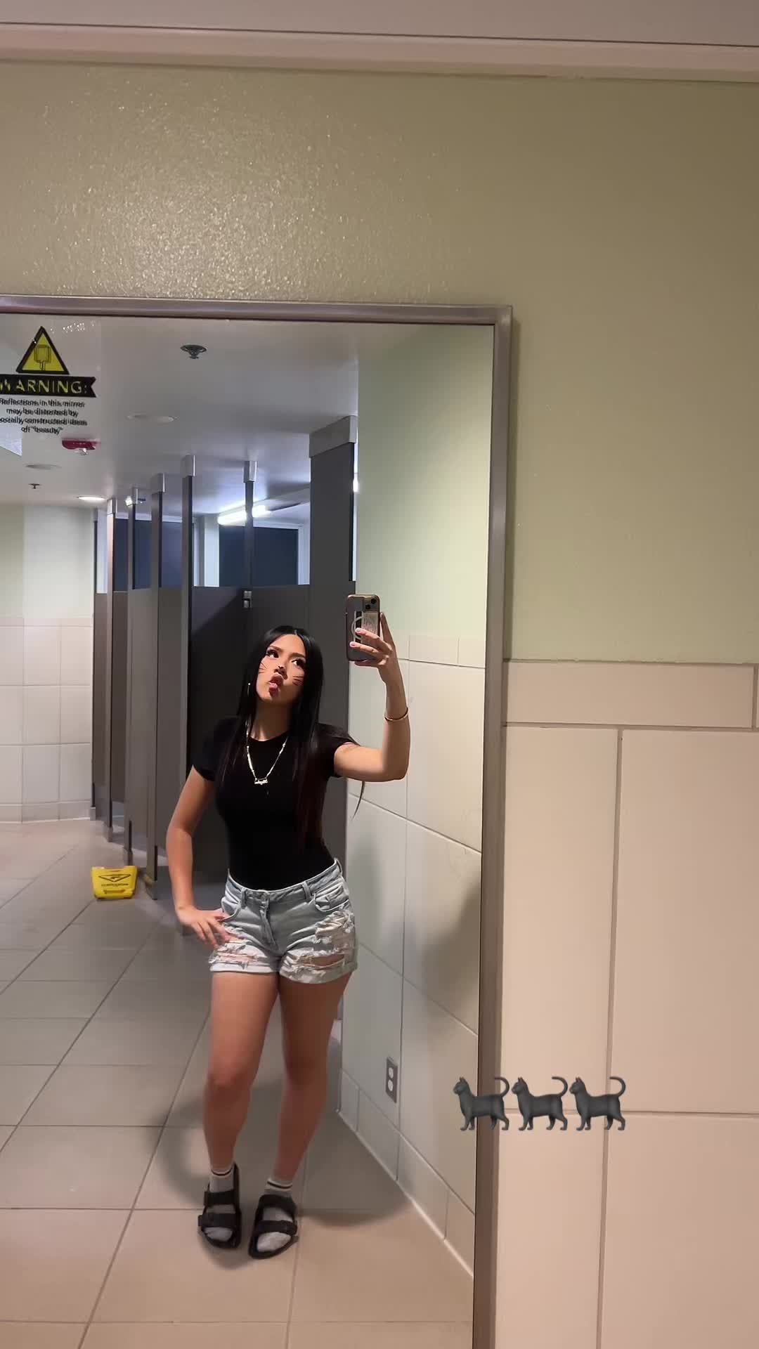@𖣂