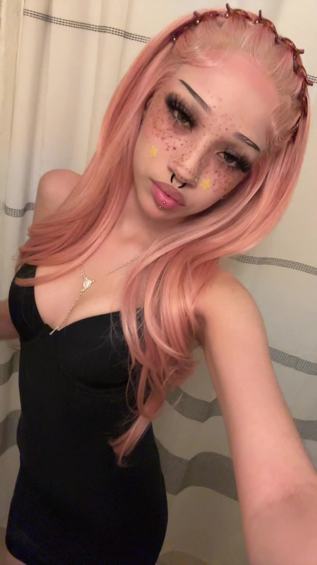 @>⩊<