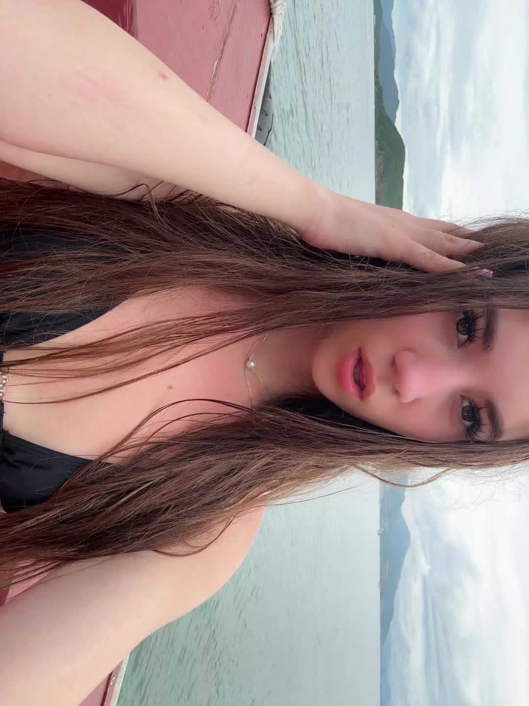 @🐝