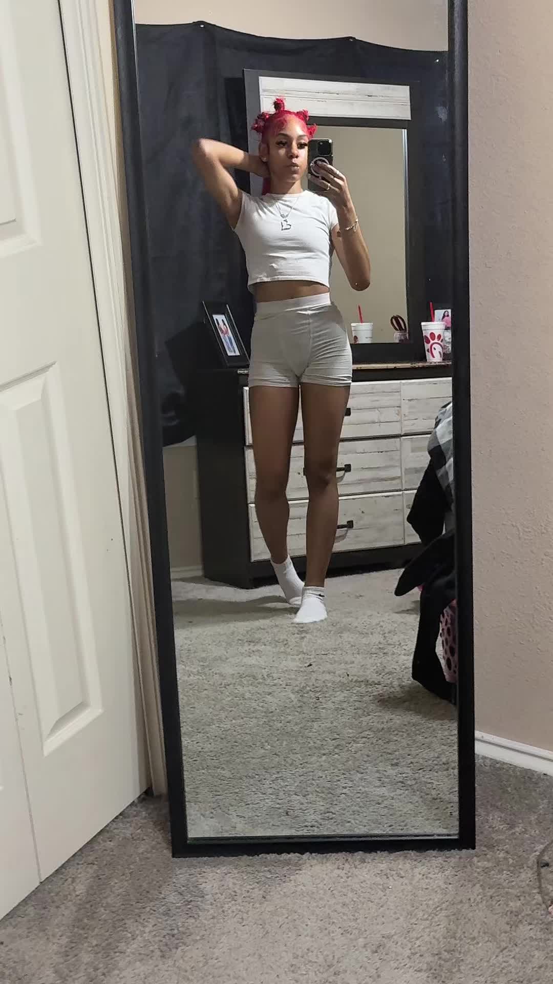 @Yafavoritelightskin._05