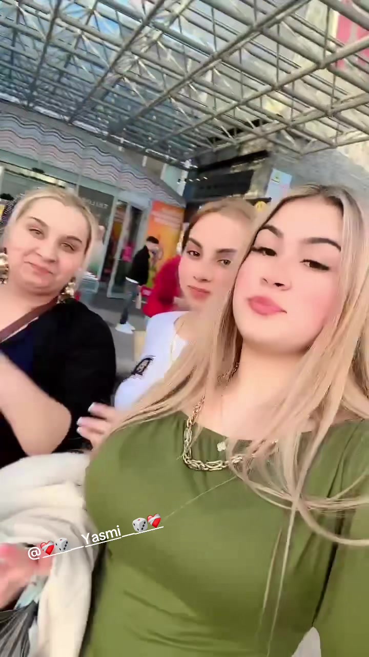 @LarisaRose