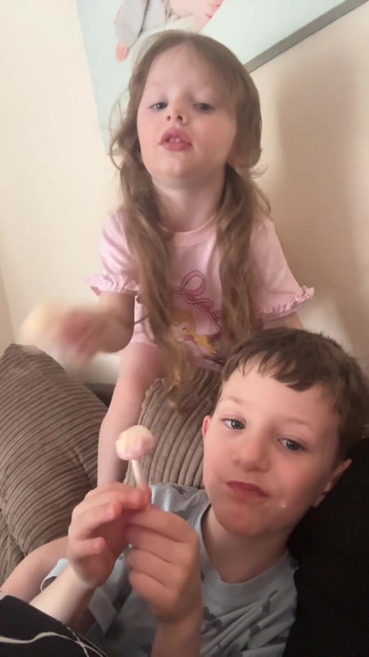 @holly_mumof3