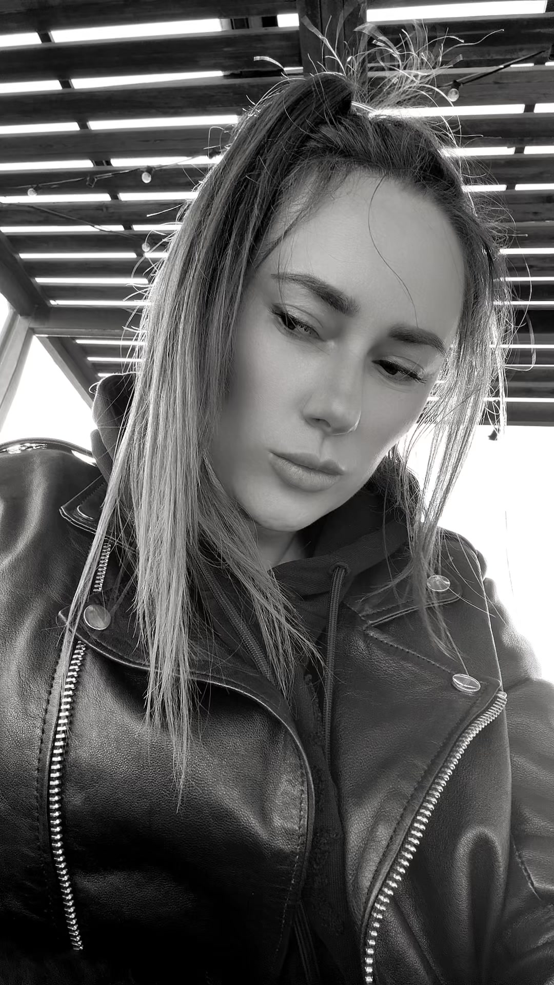 @)))