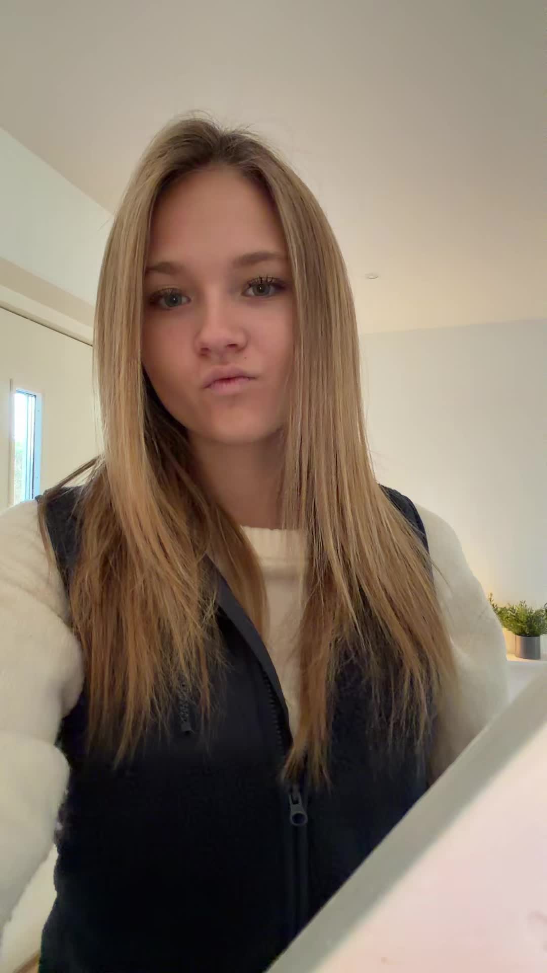 @𝘌 𝘭 𝘭 𝘦