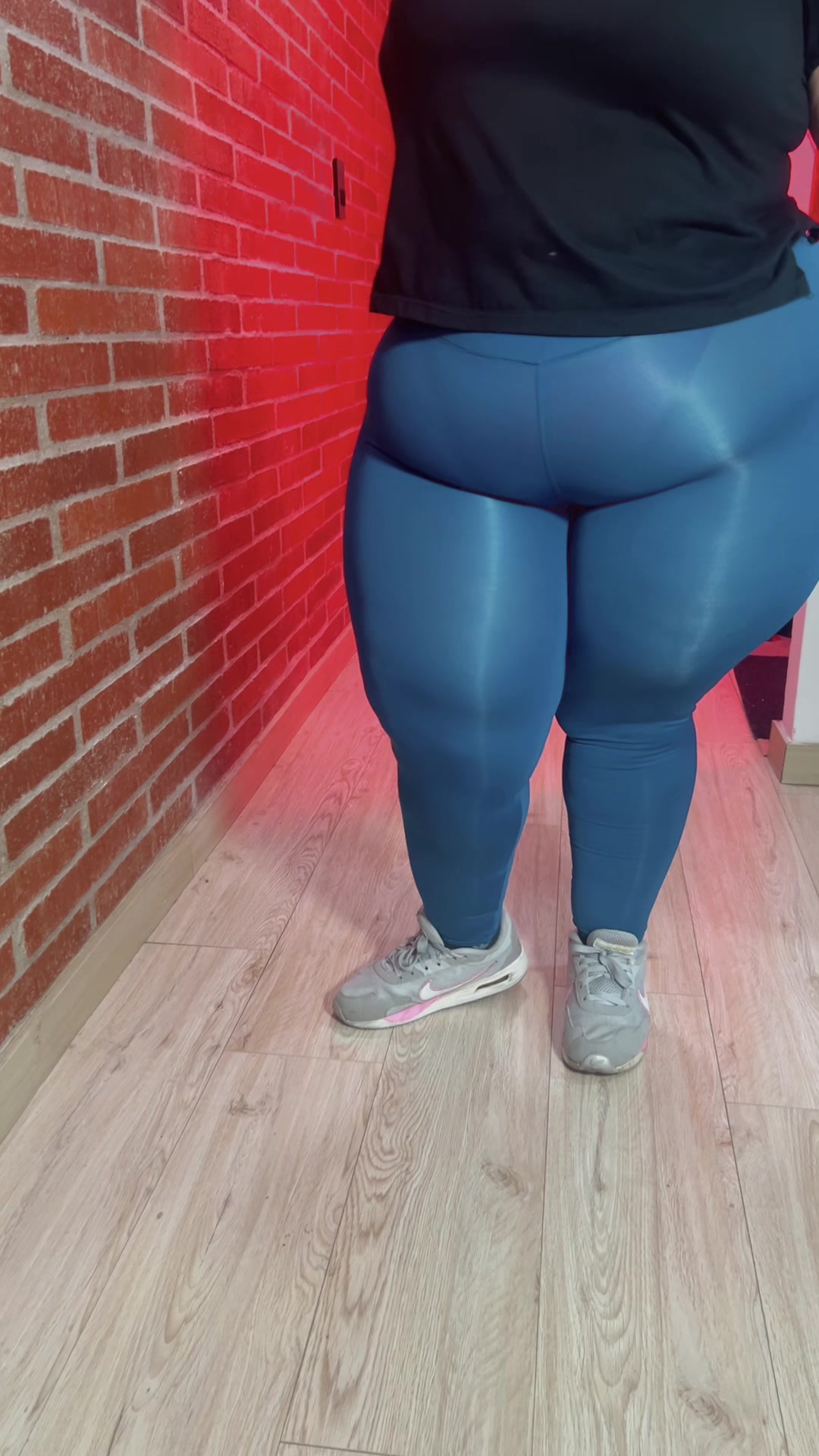 @lolapopvibes