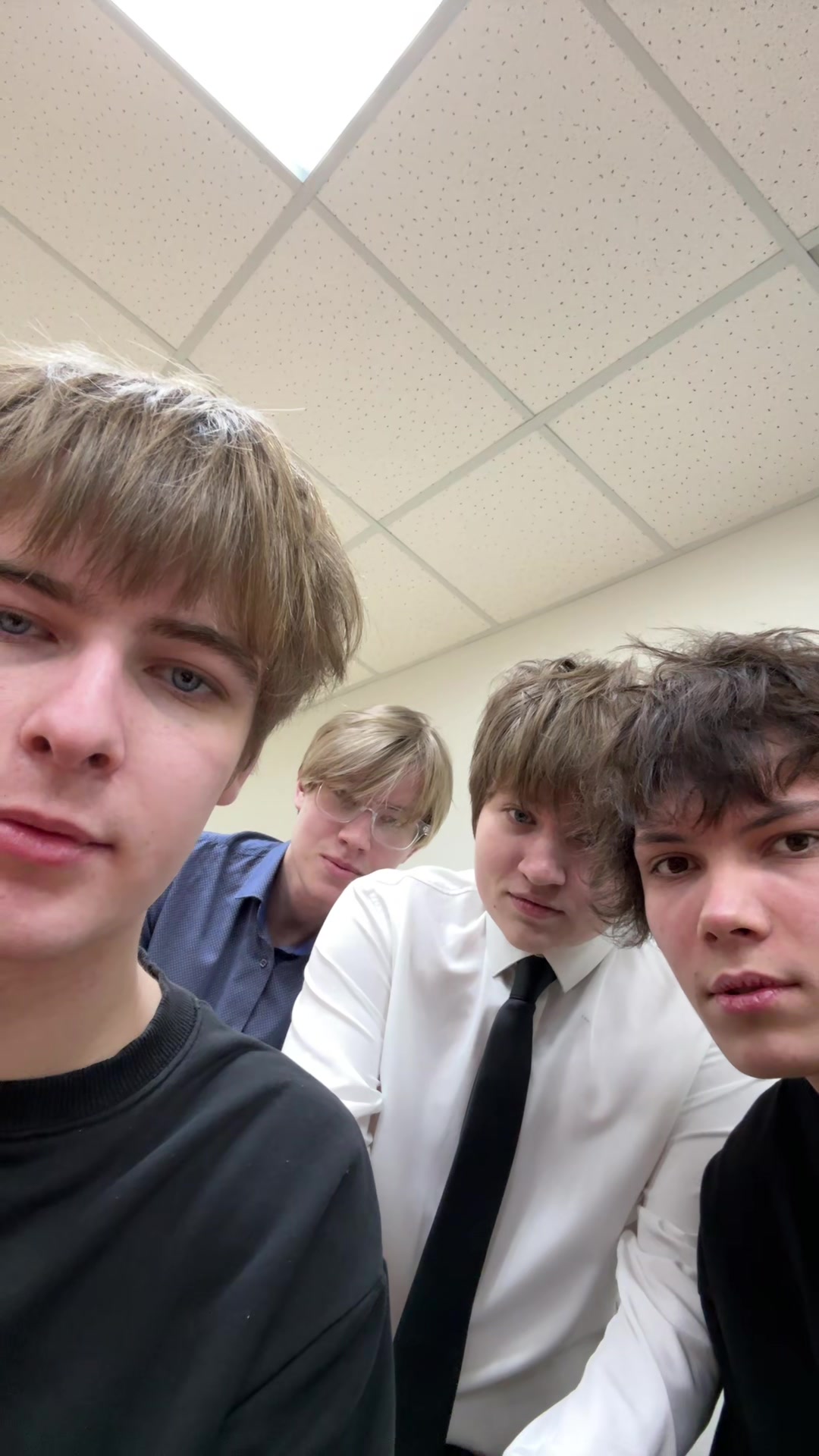 @максис