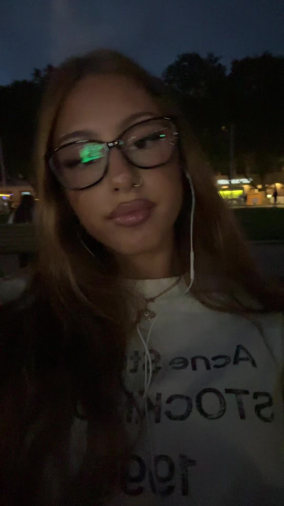 @>_<