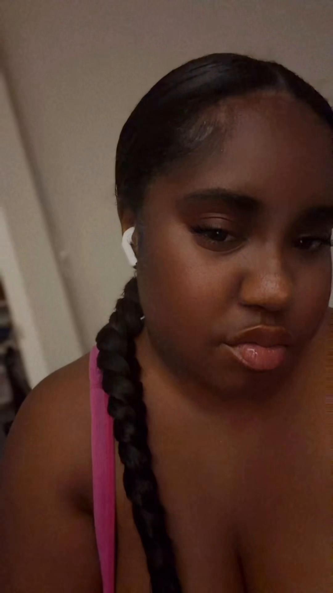 @Keepinupwithdeeshay