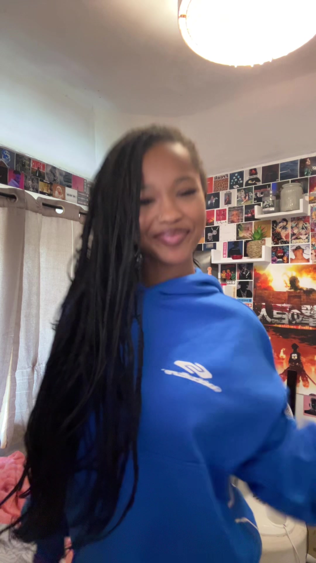@>.<