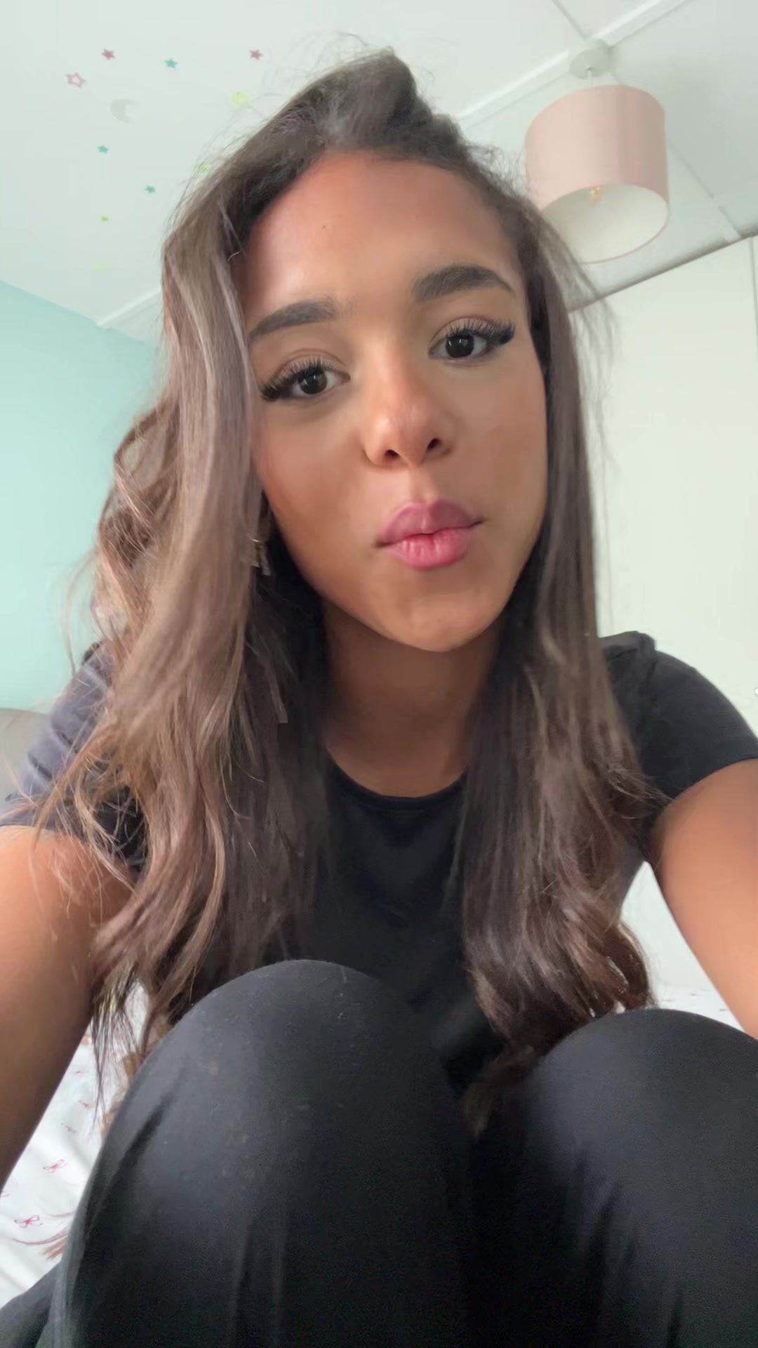 @🧘🏽&zwj;♀️