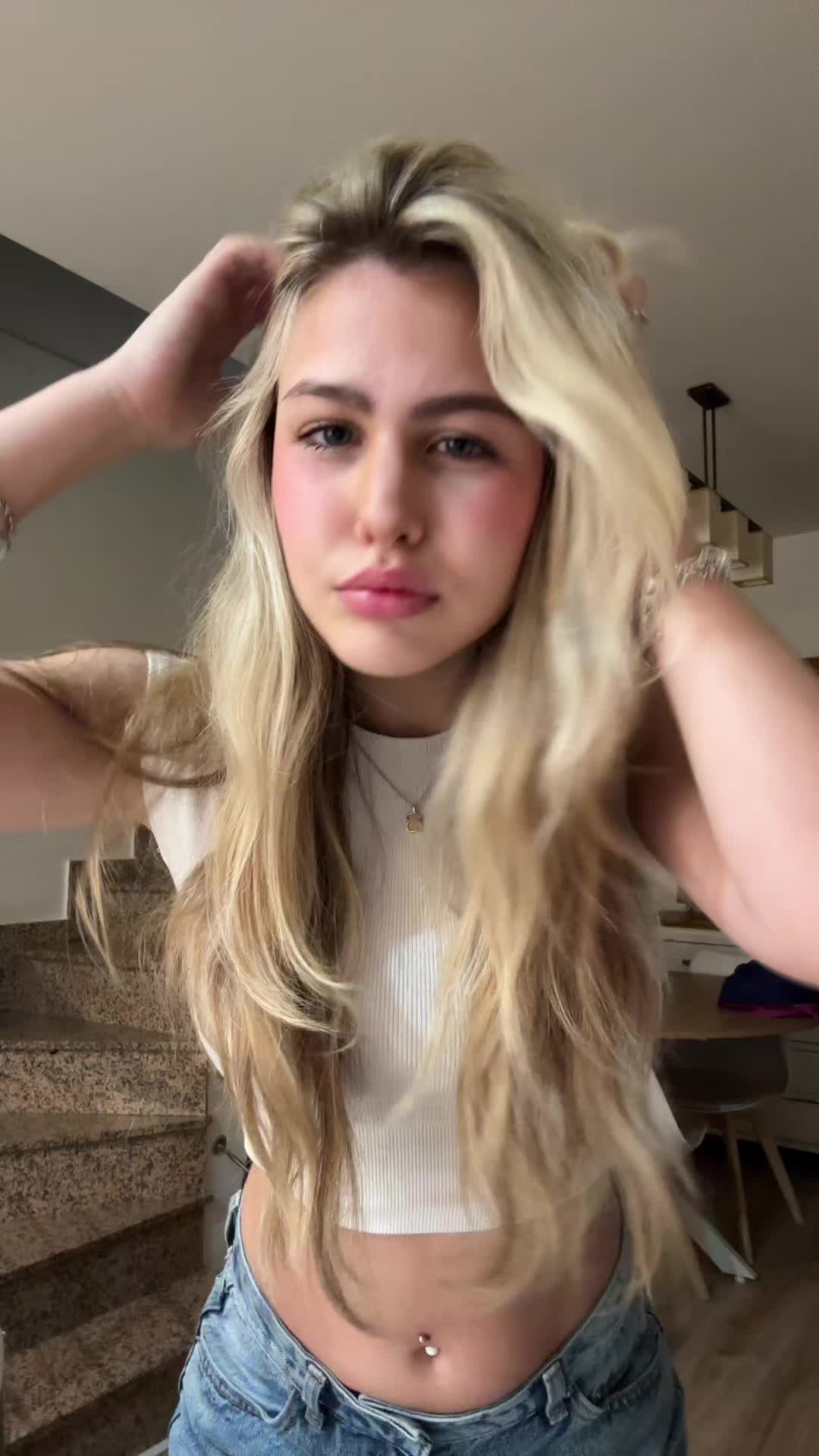 @jjuliacanaless