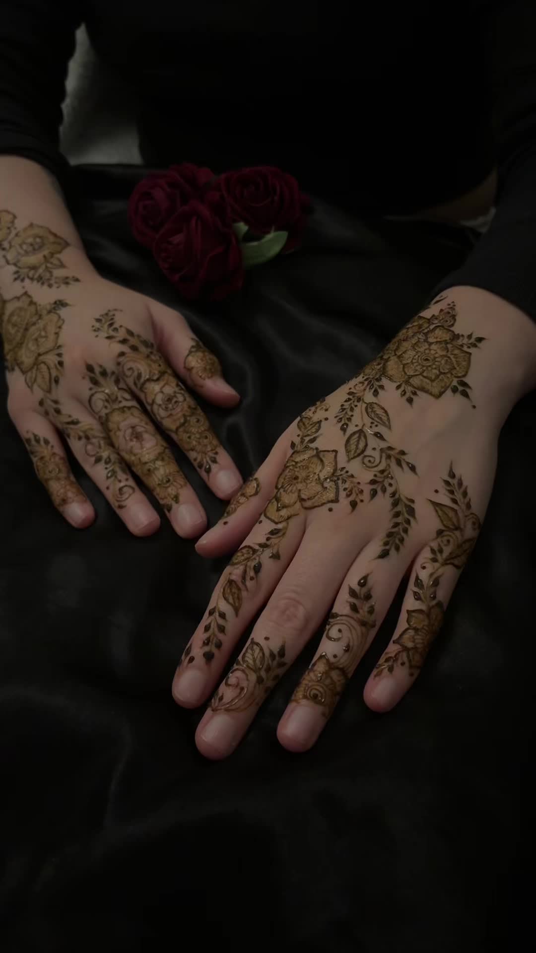 @ayshahhenna_artist