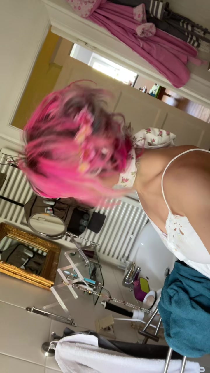 @weirdlywelldressed