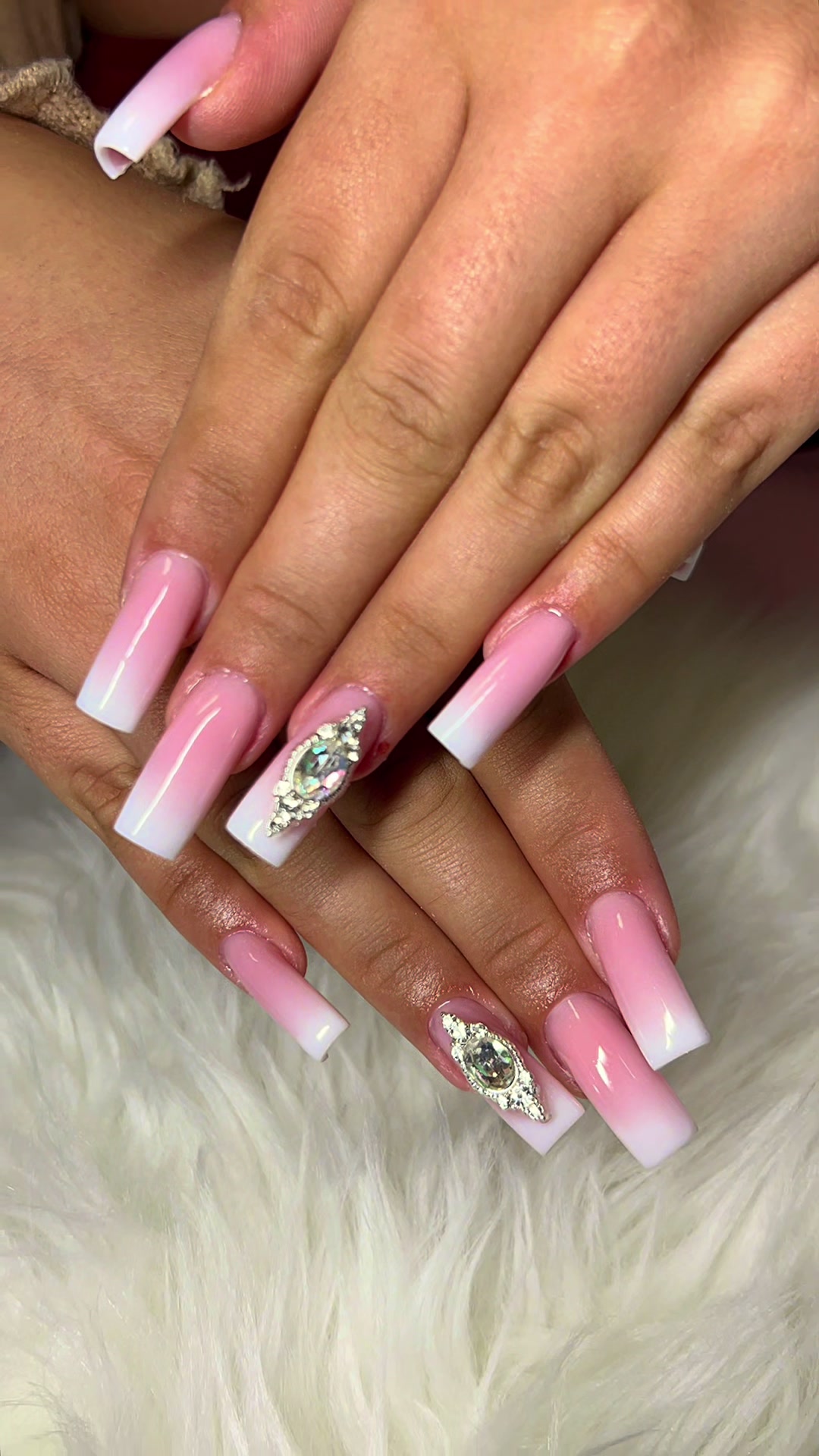 @Nails_vil&aacute;g