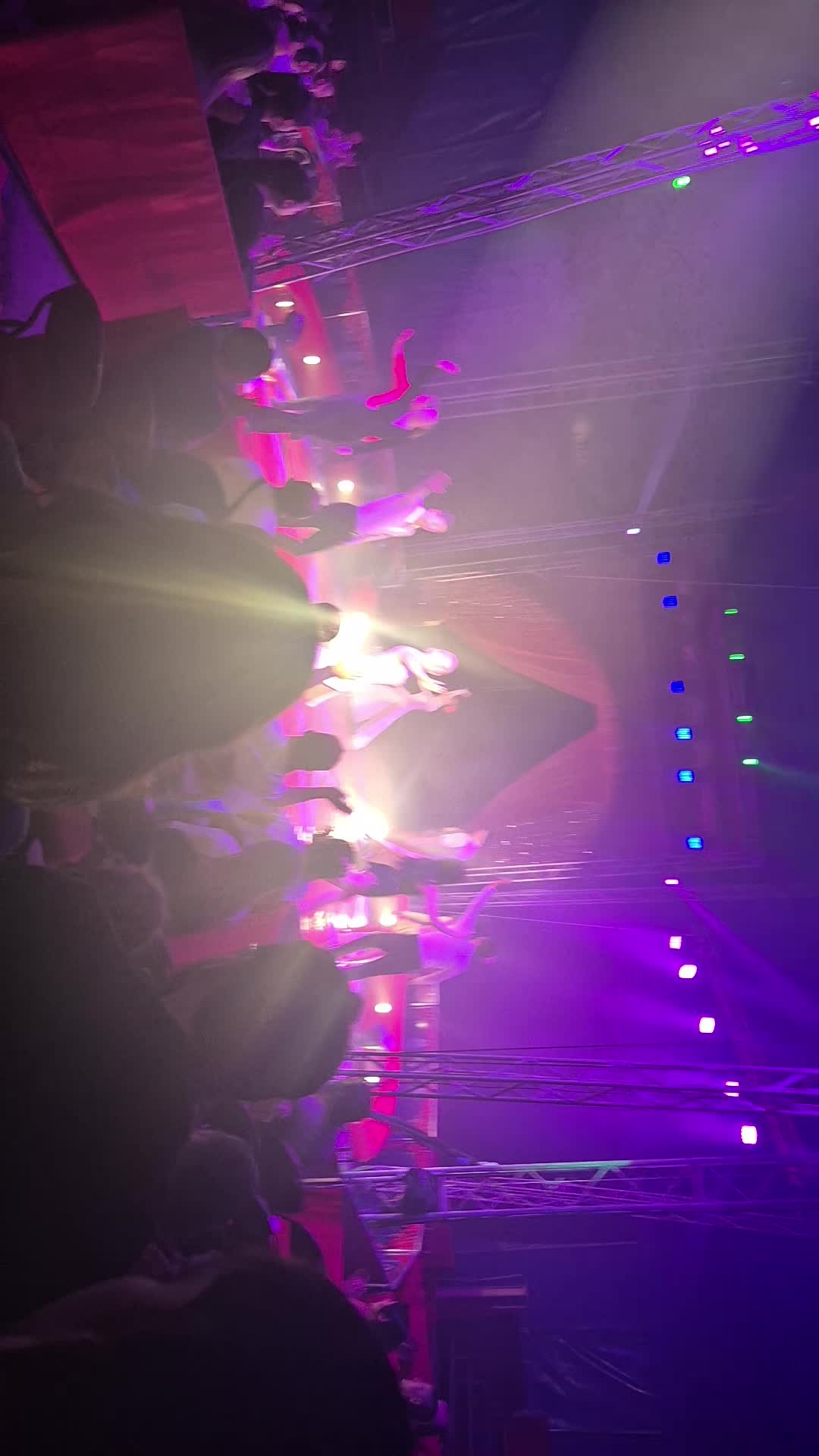 @L&eacute;a