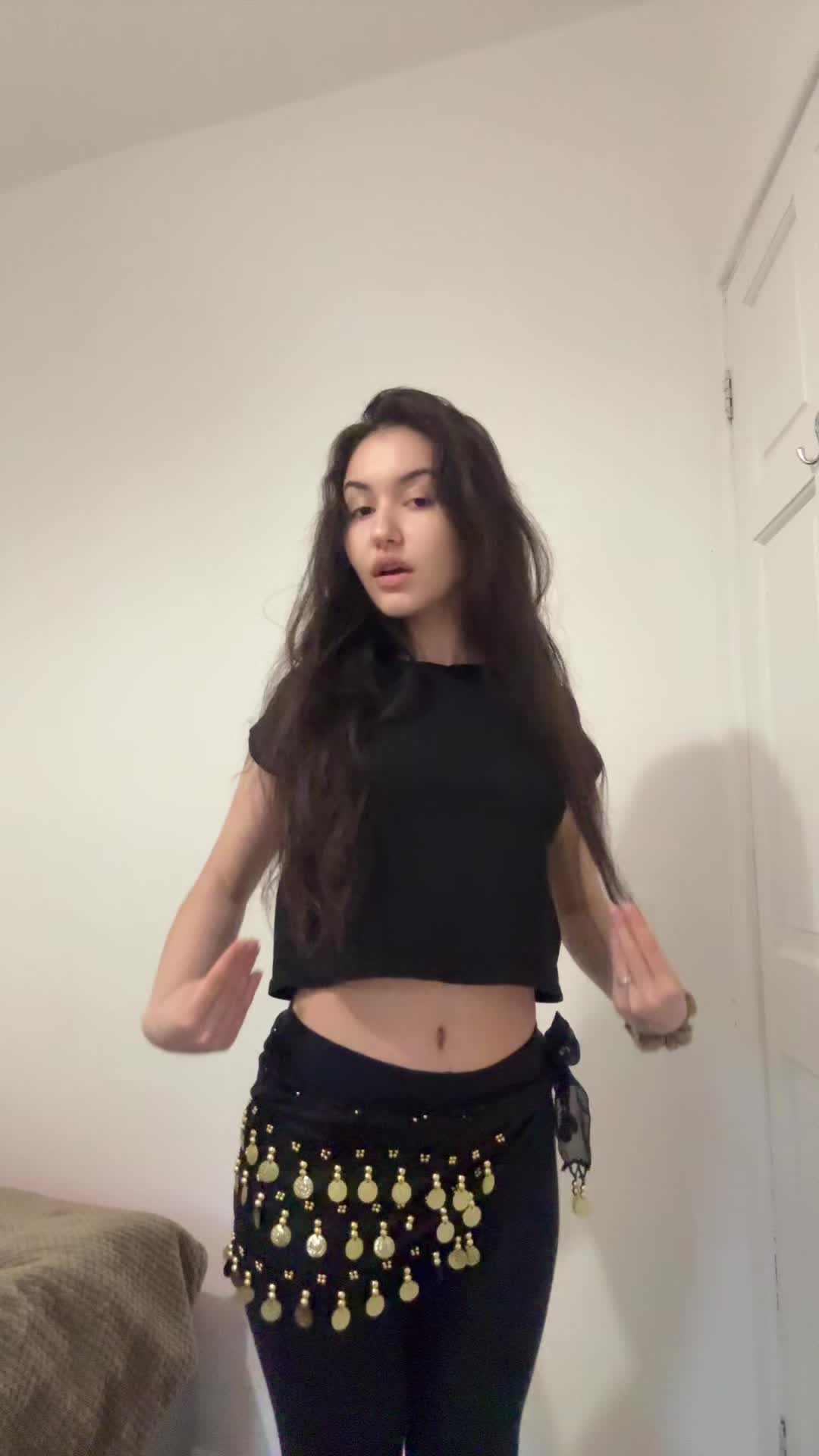 @lolabellydance