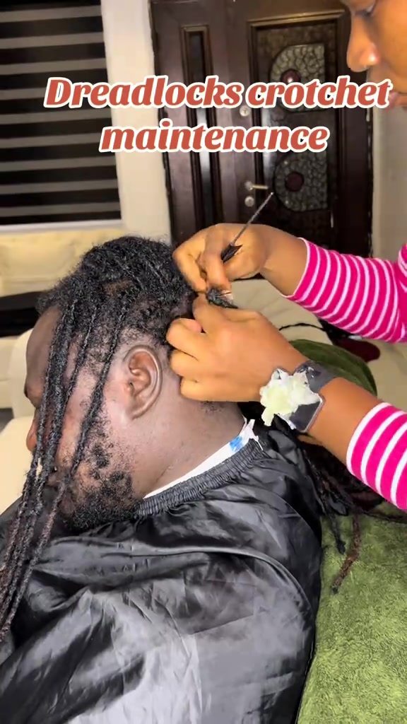 @FEMALE BARBER/LOCTICIAN IN LAG