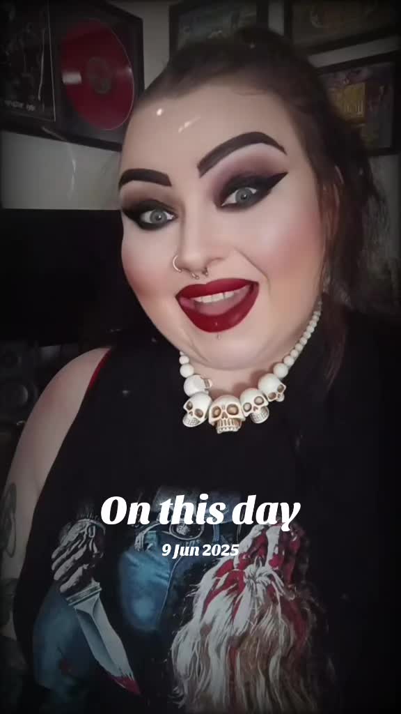 @Spooky Loz Reads🖤