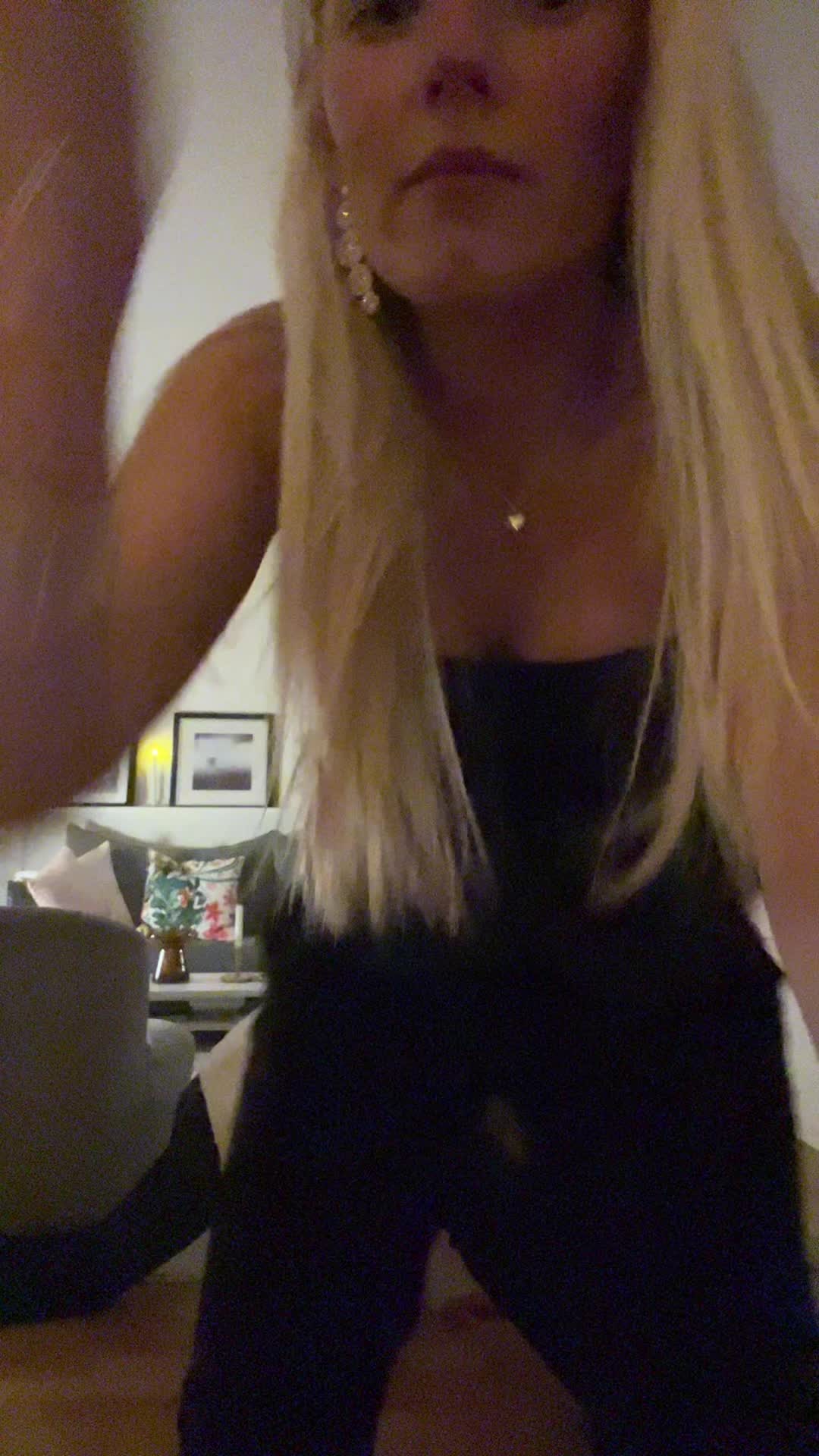 @elladensnellla