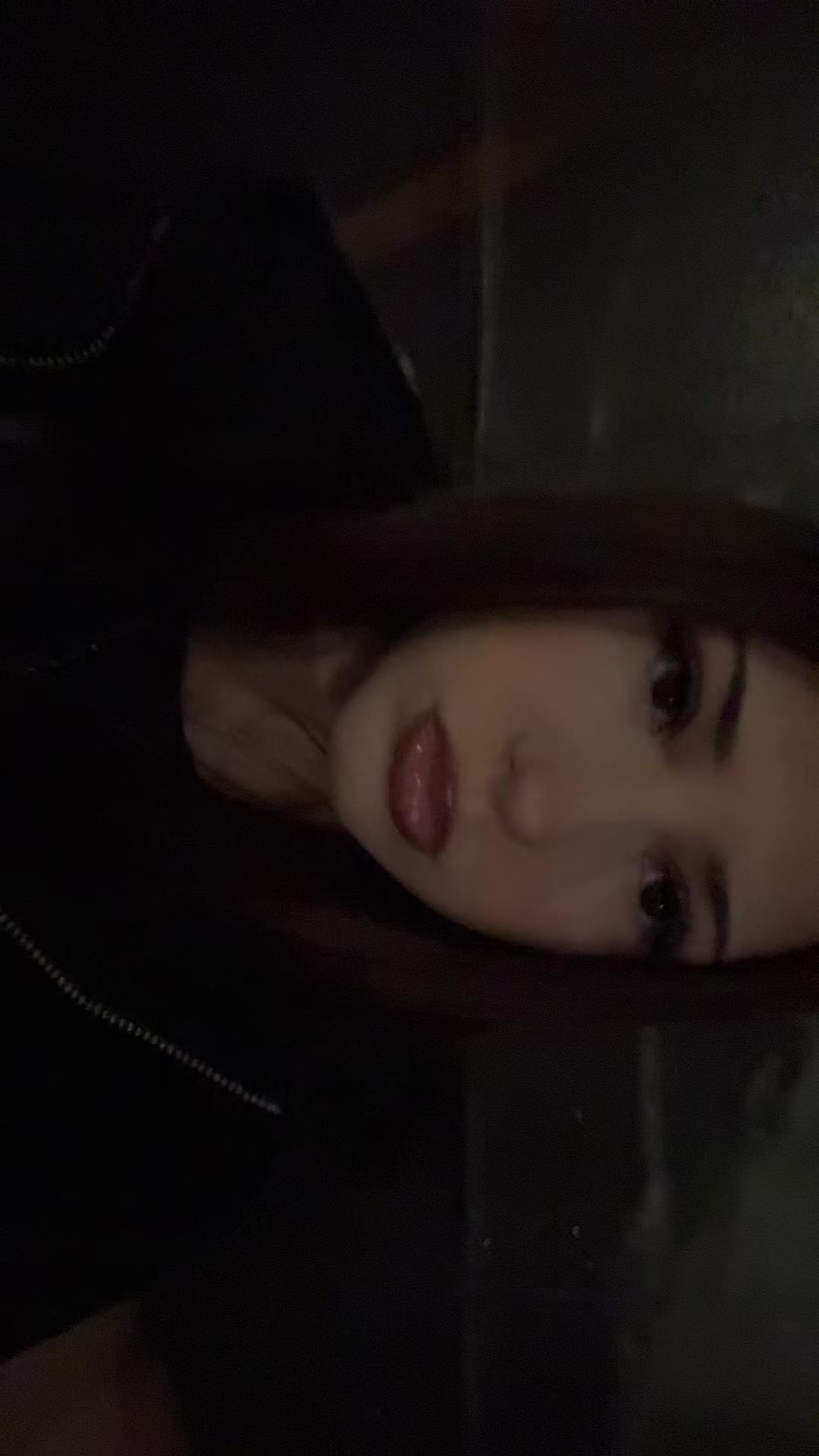 @𝒱.
