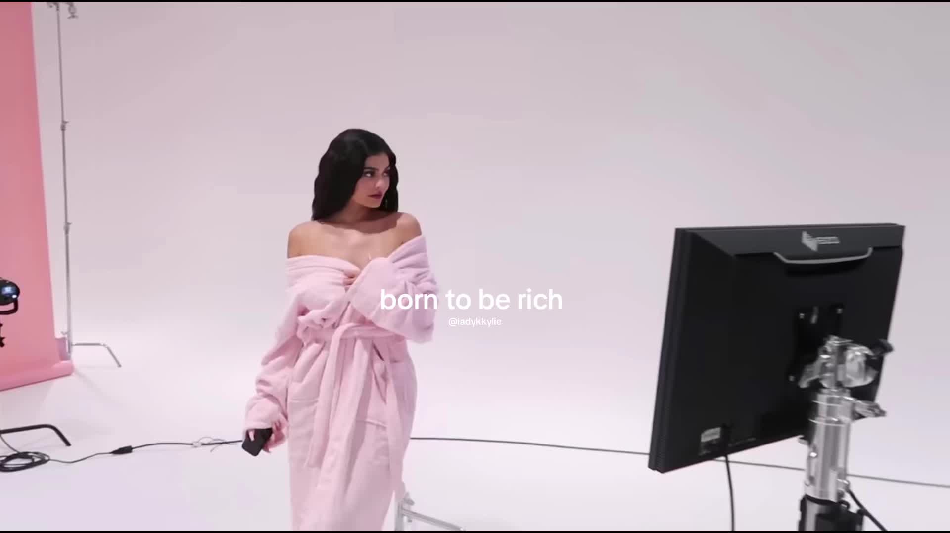@𝑲𝒚𝒍𝒊𝒆 𝑭𝒂𝒏𝑷𝒂𝒈𝒆