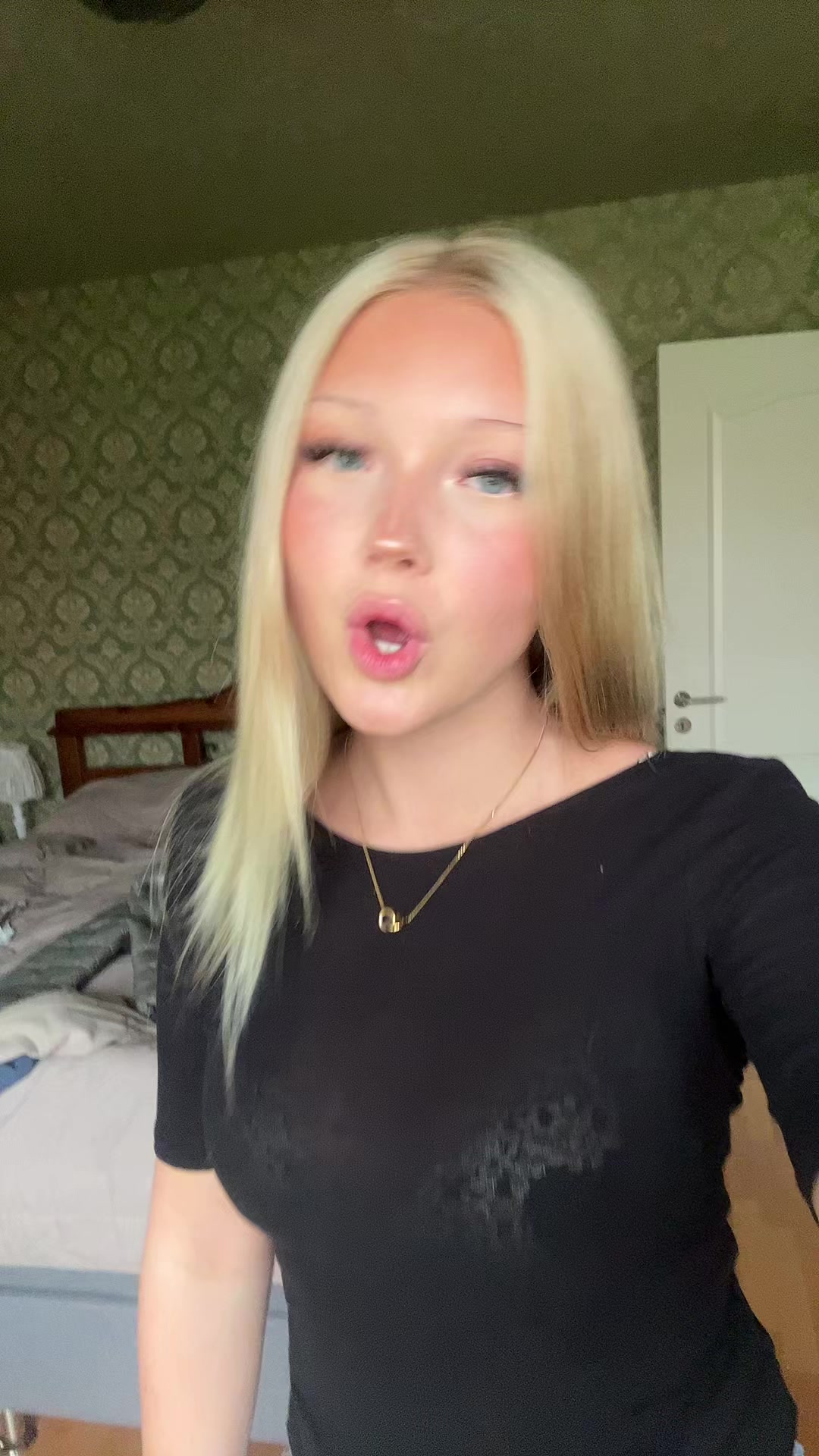 @⃟