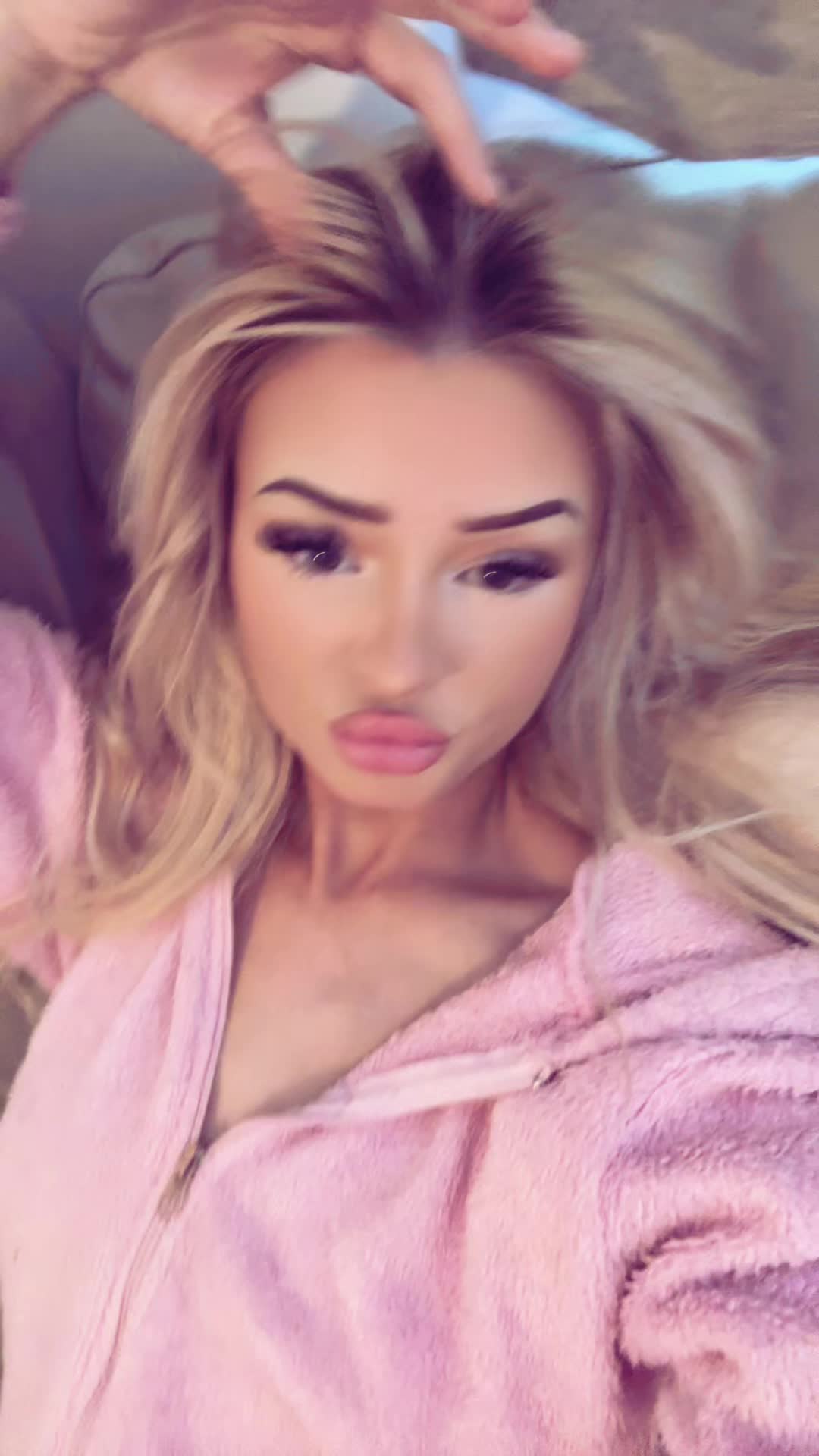 @Elliequigley