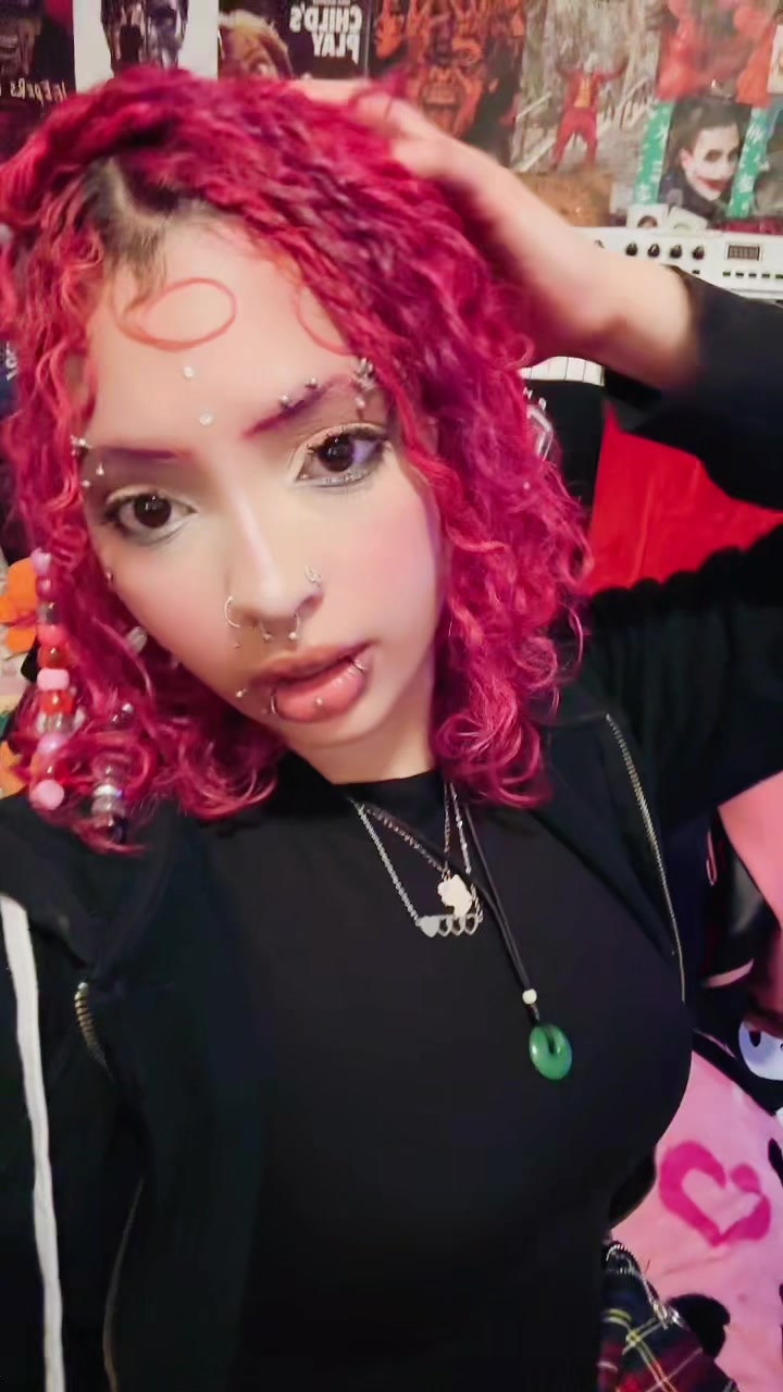 @>:)