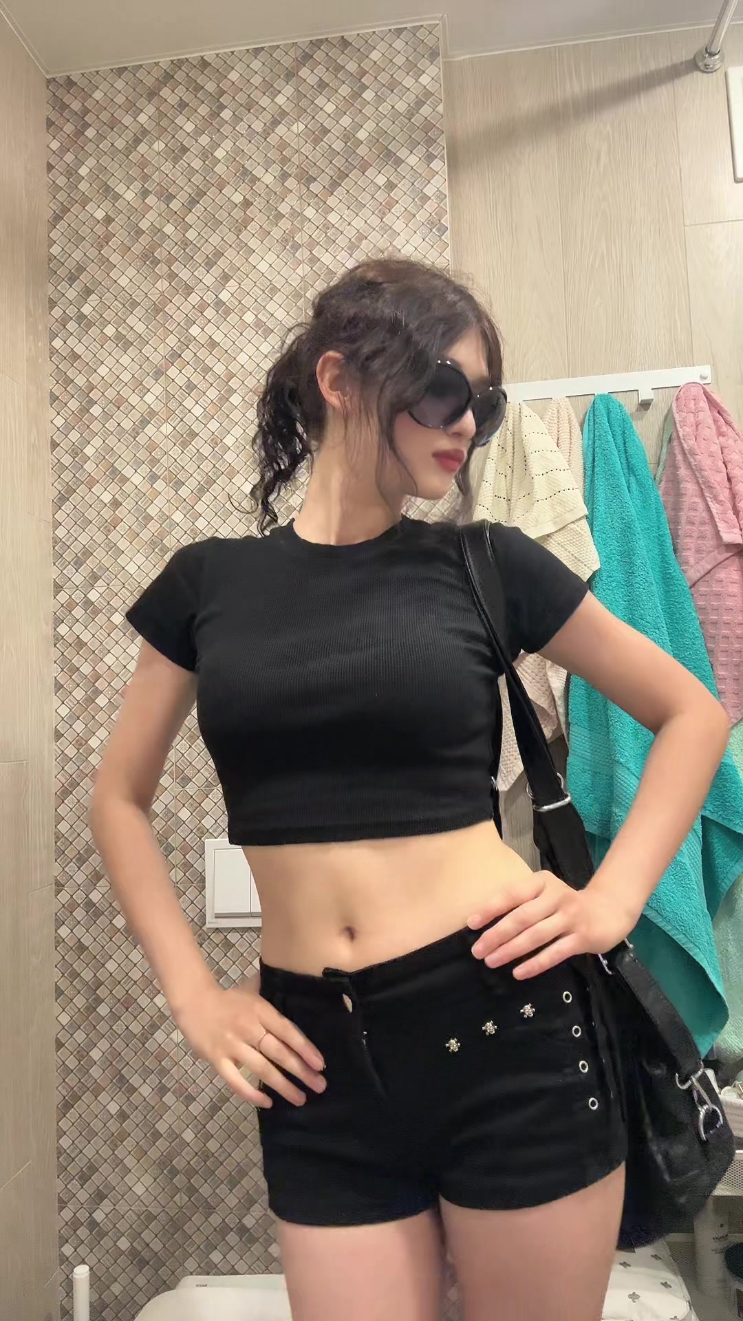 @^_<