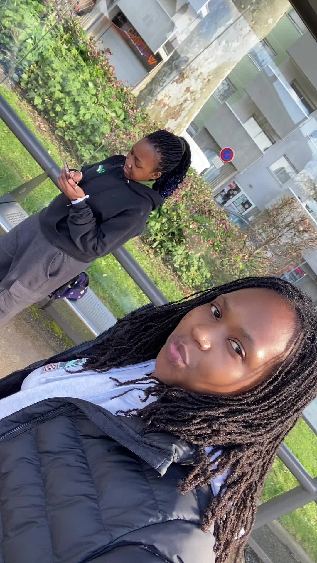 @launa🇿🇼🇫🇷