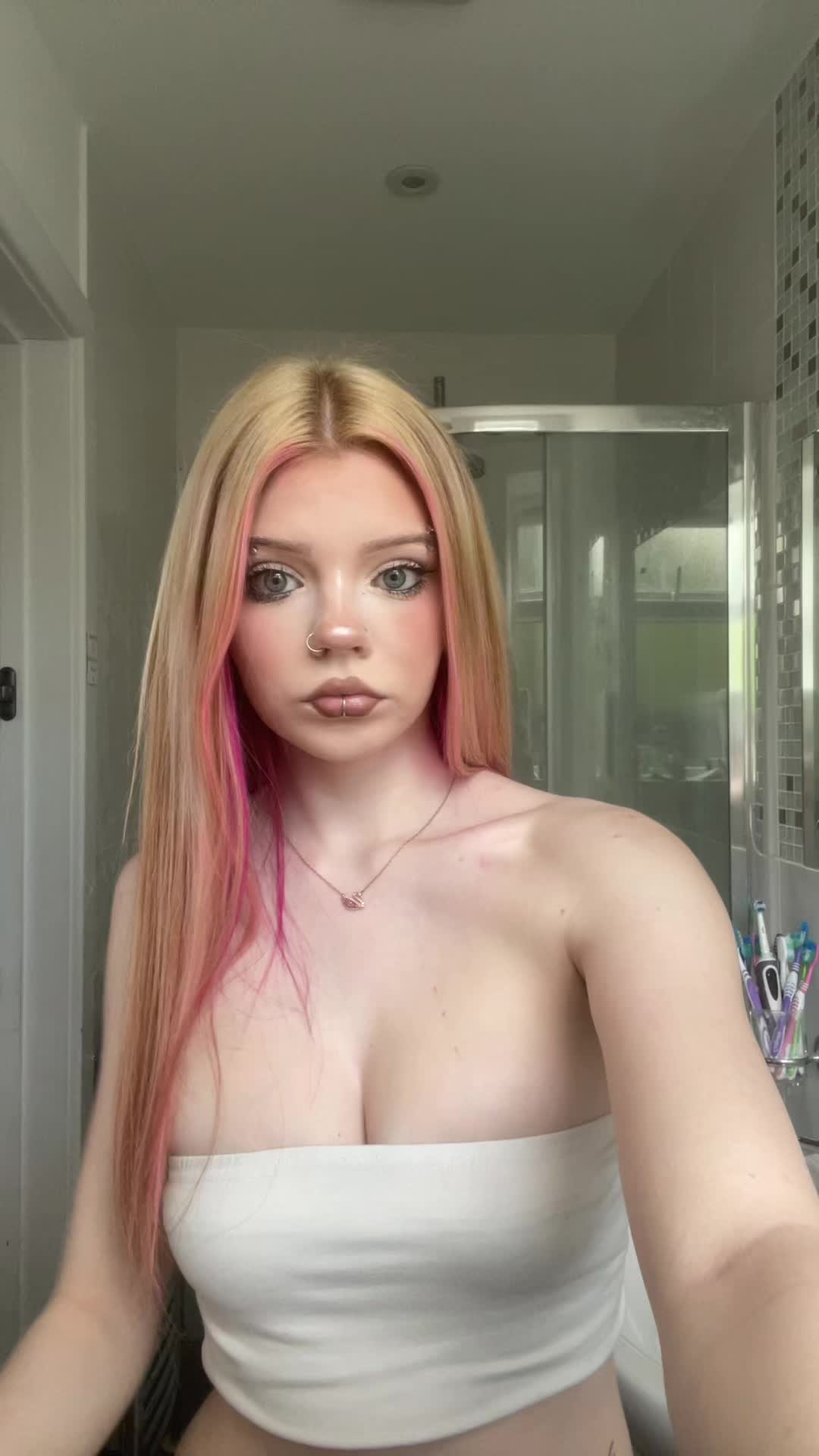 @_ellamary_